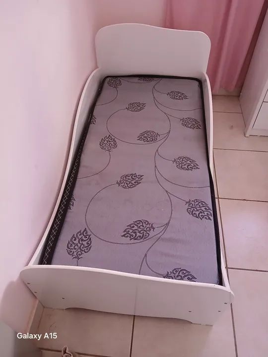 Mini Cama infantil com colchão.
