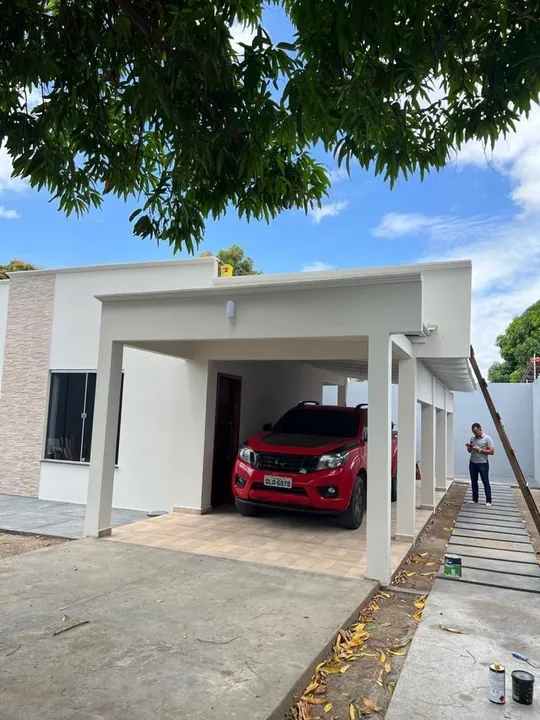 Casa com garagem coberta e quintal