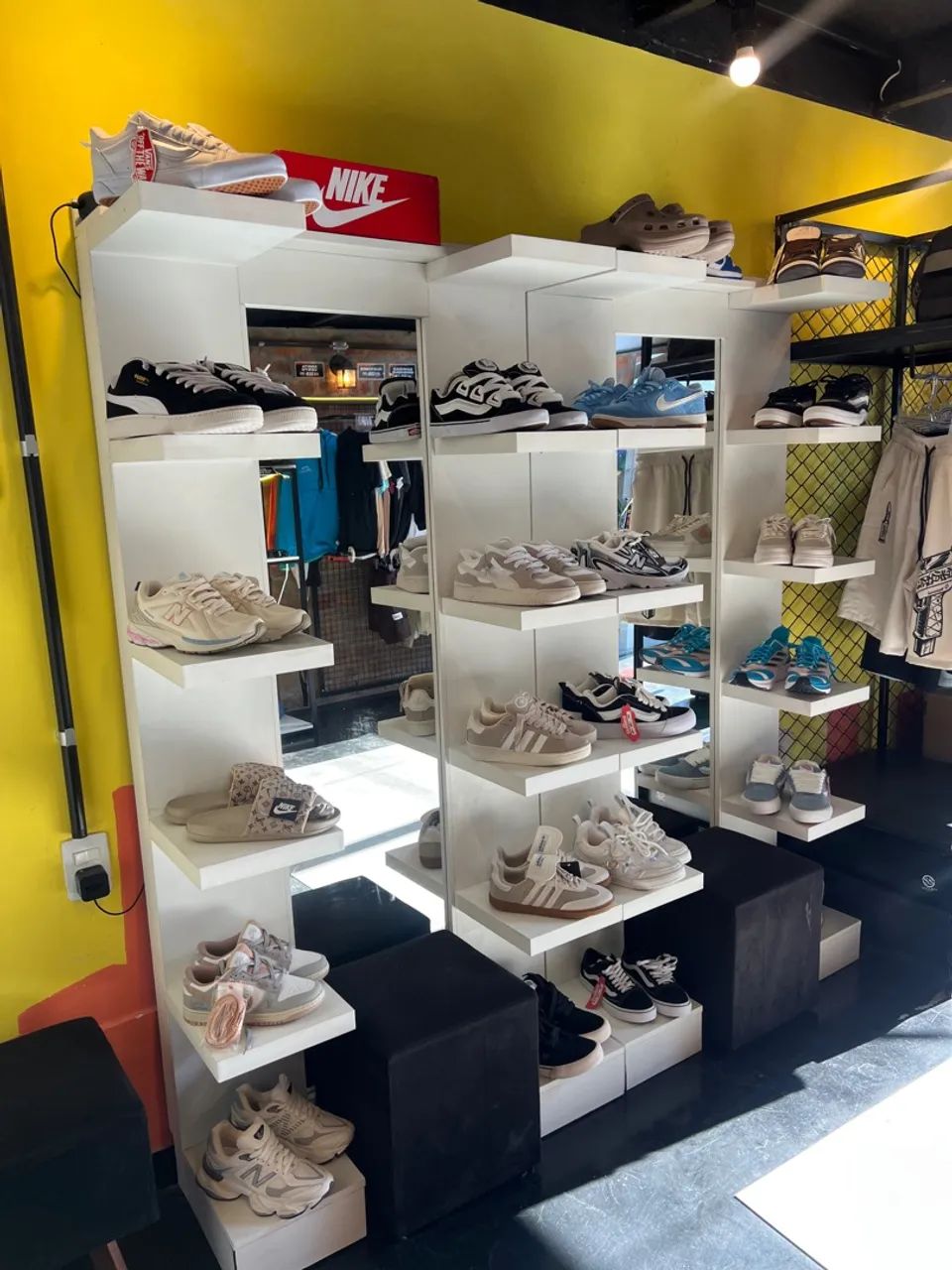 Expositores e Prateleiras para Lojas de Calçados Equipamentos