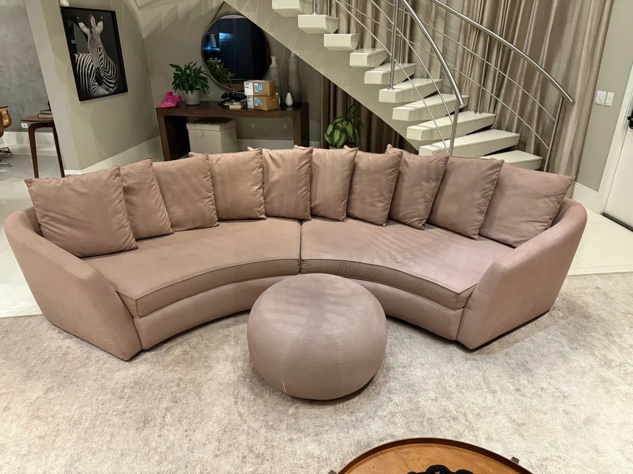 Sofá Curvo Elegante com Puff