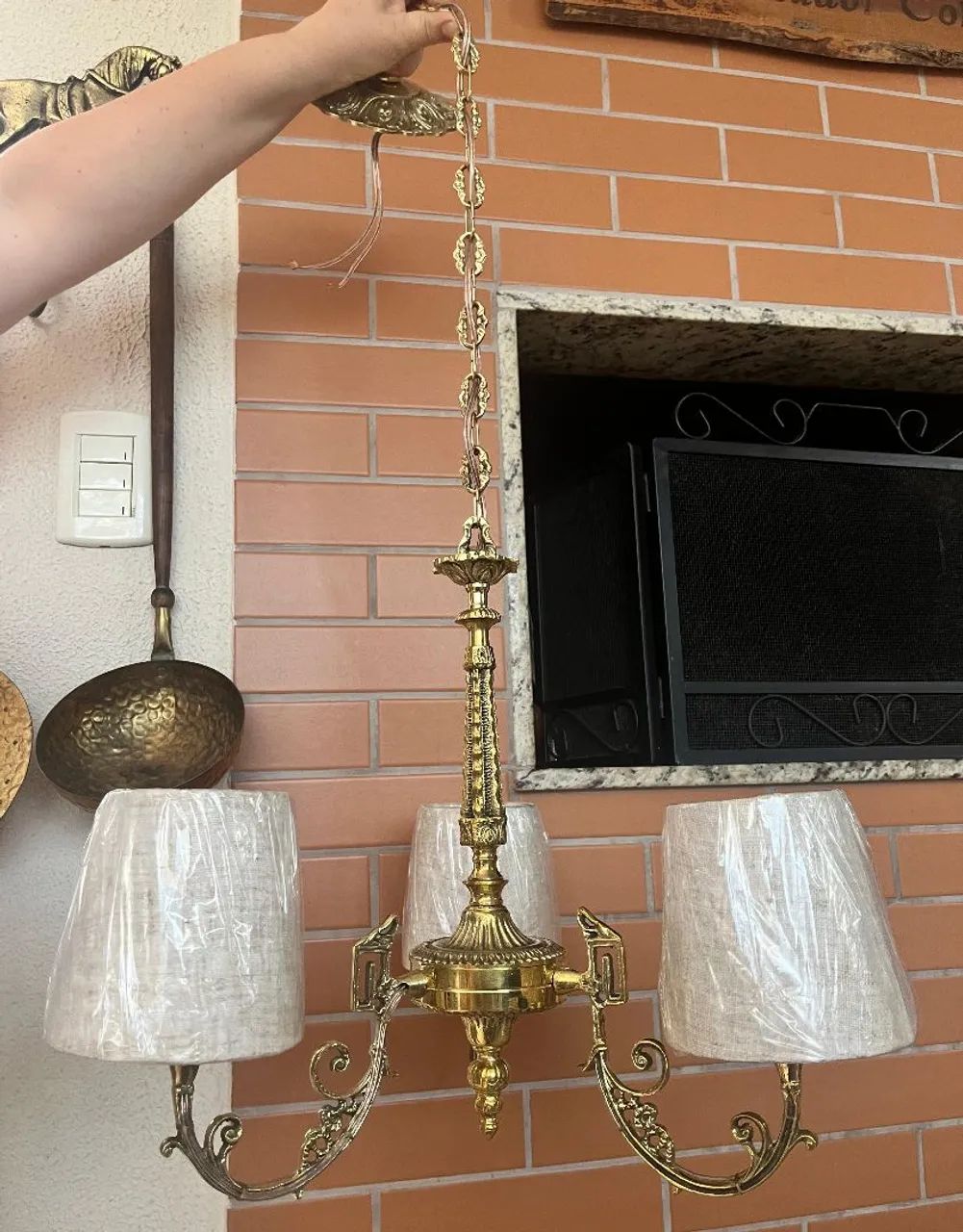 Lustre antigo em bronze maciço para três lâmpadas com cúpulas em linho