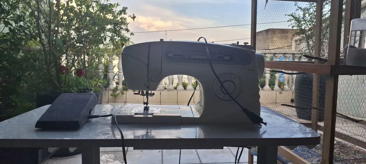 Maquina de Costura Singer Bella - Foto 4