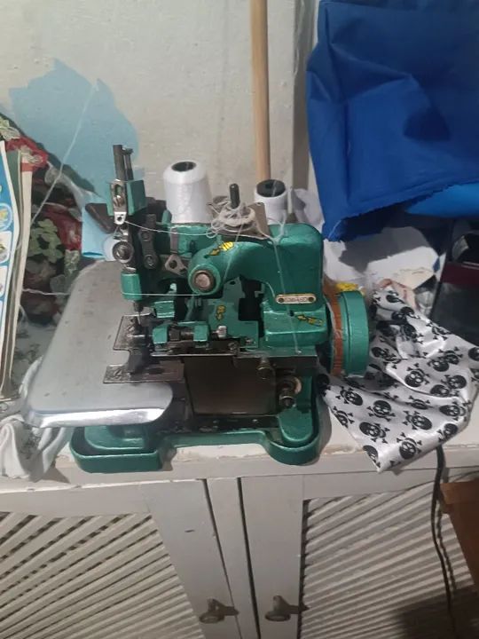 Máquina de Costura Overlock semi- Industrial