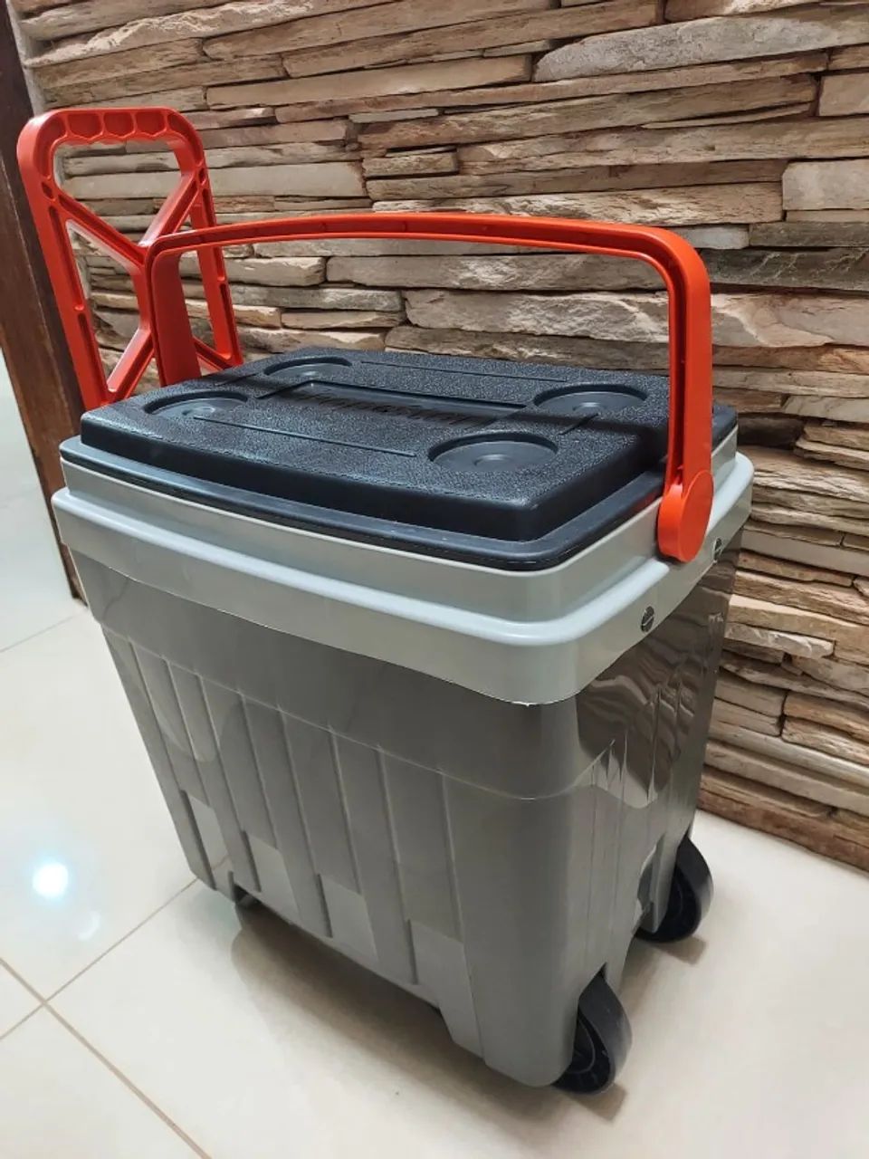 Cooler 34L com rodinhas