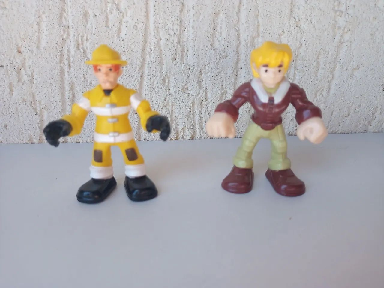 Bonecos de Brinquedo - Bombeiro e Personagem