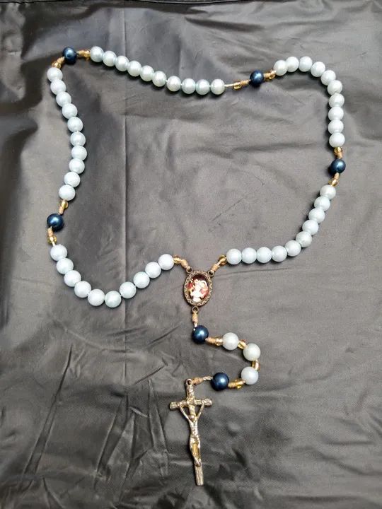 Terços Rosários de pérolas brancas e azuis com crucifixo