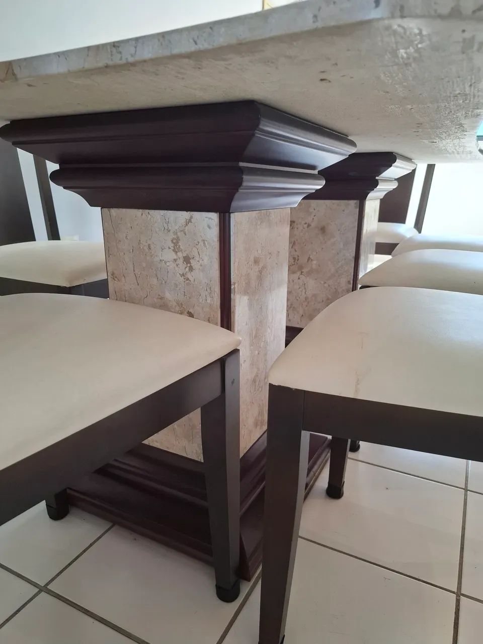 Lindíssima Mesa em mármore com 8 cadeiras em madeira - Foto 3
