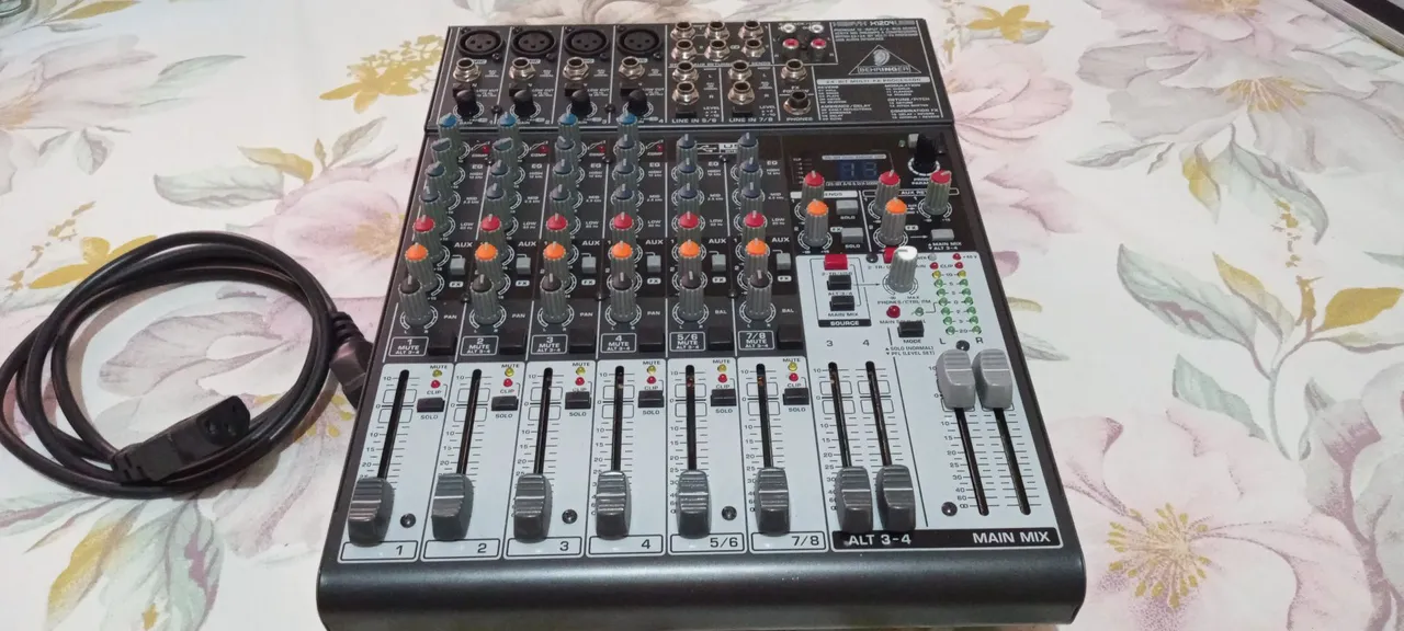 Mesa de som Behringer Xenyx 1204USB