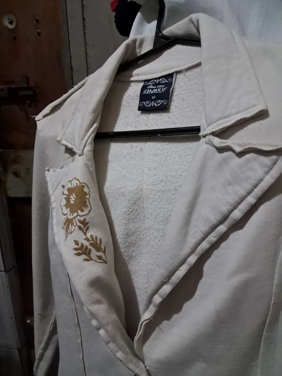 Blazer Bege Feminino com Detalhes e Bordado Floral - Foto 4