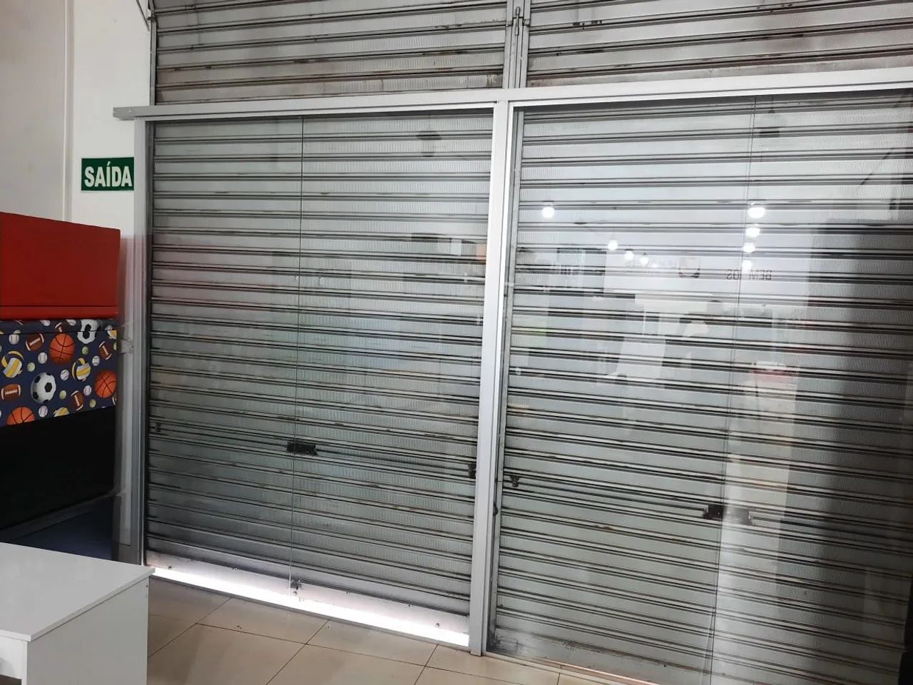 Vitrine para porta de loja, vidro com estrutura de alumínio. - Foto 3