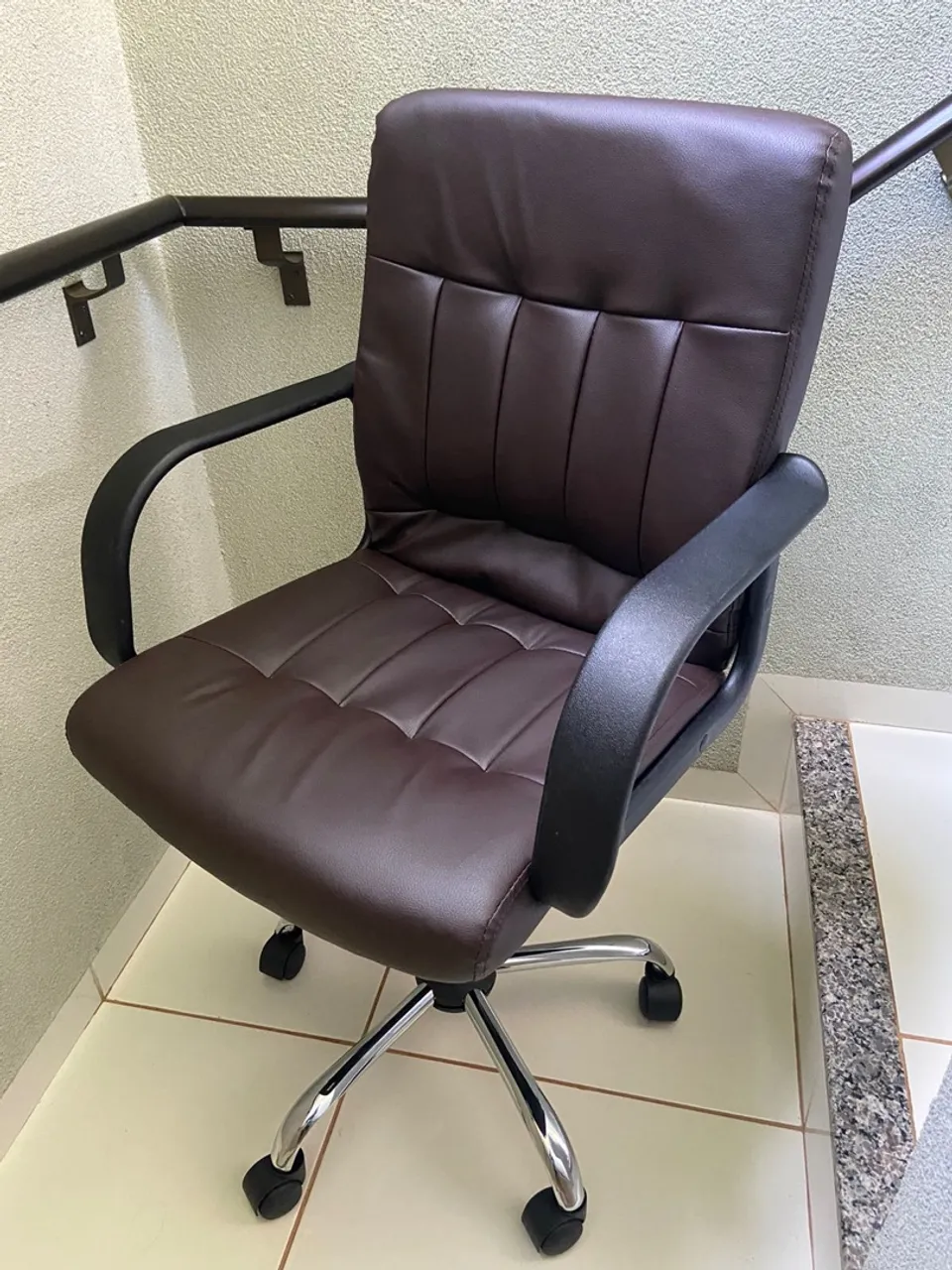 Cadeira de Escritório Confortável e Elegante