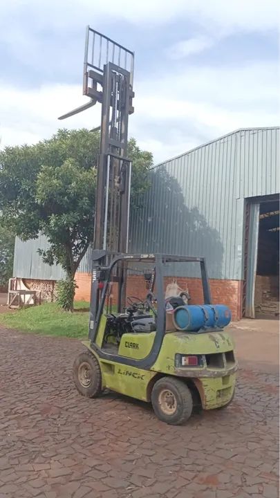 Empilhadeira Clark 2,5ton - Foto 2