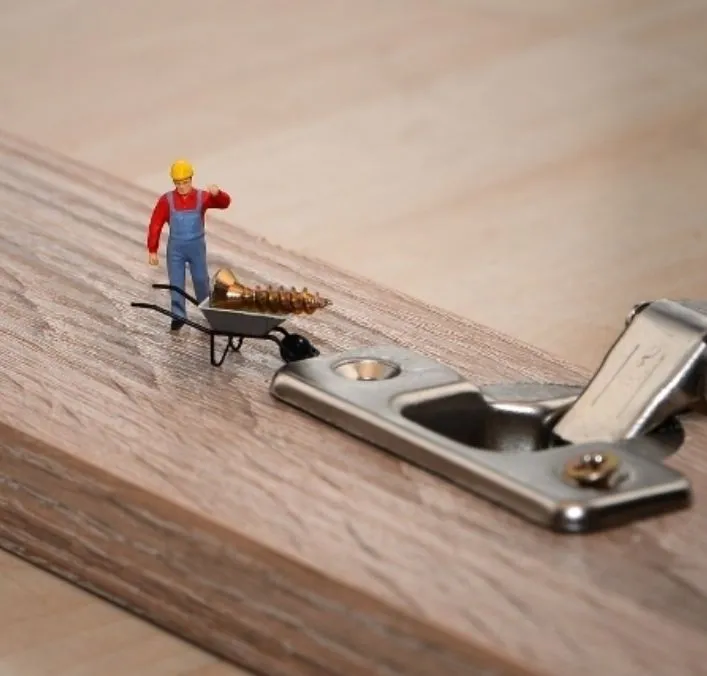 Miniatura: Montagem de Guarda-Roupa