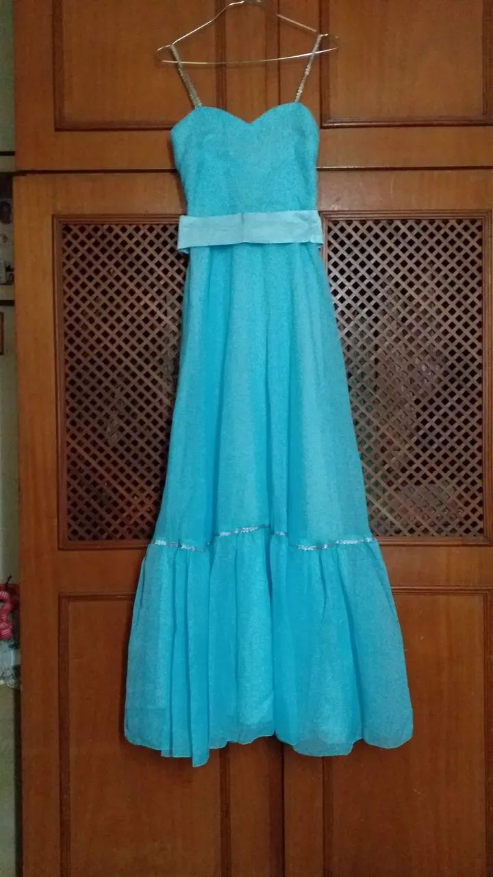 Vestido azul de festa. Pode ser usado para dançar valsa de 15 anos 