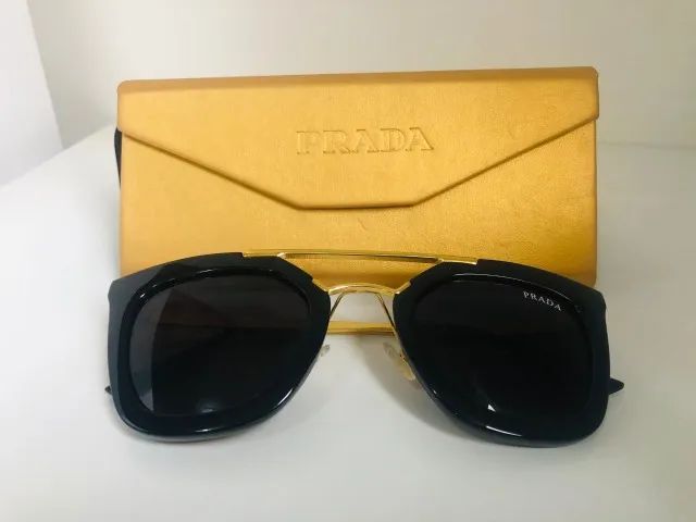 Óculos de Sol Prada - Preto com dourado - Foto 2
