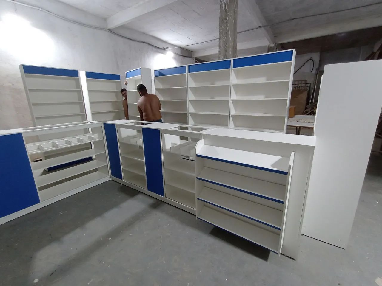 Balcão de loja em MDF  prateleiras painel canalatado comeia ACM  - Foto 2