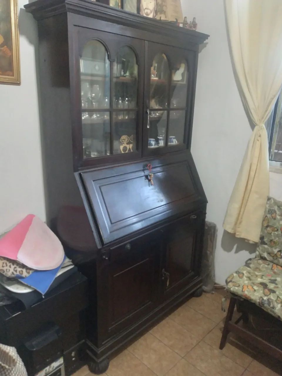 Escrivaninha e Cristaleira de madeira nobre com armário e vitrine - Foto 2