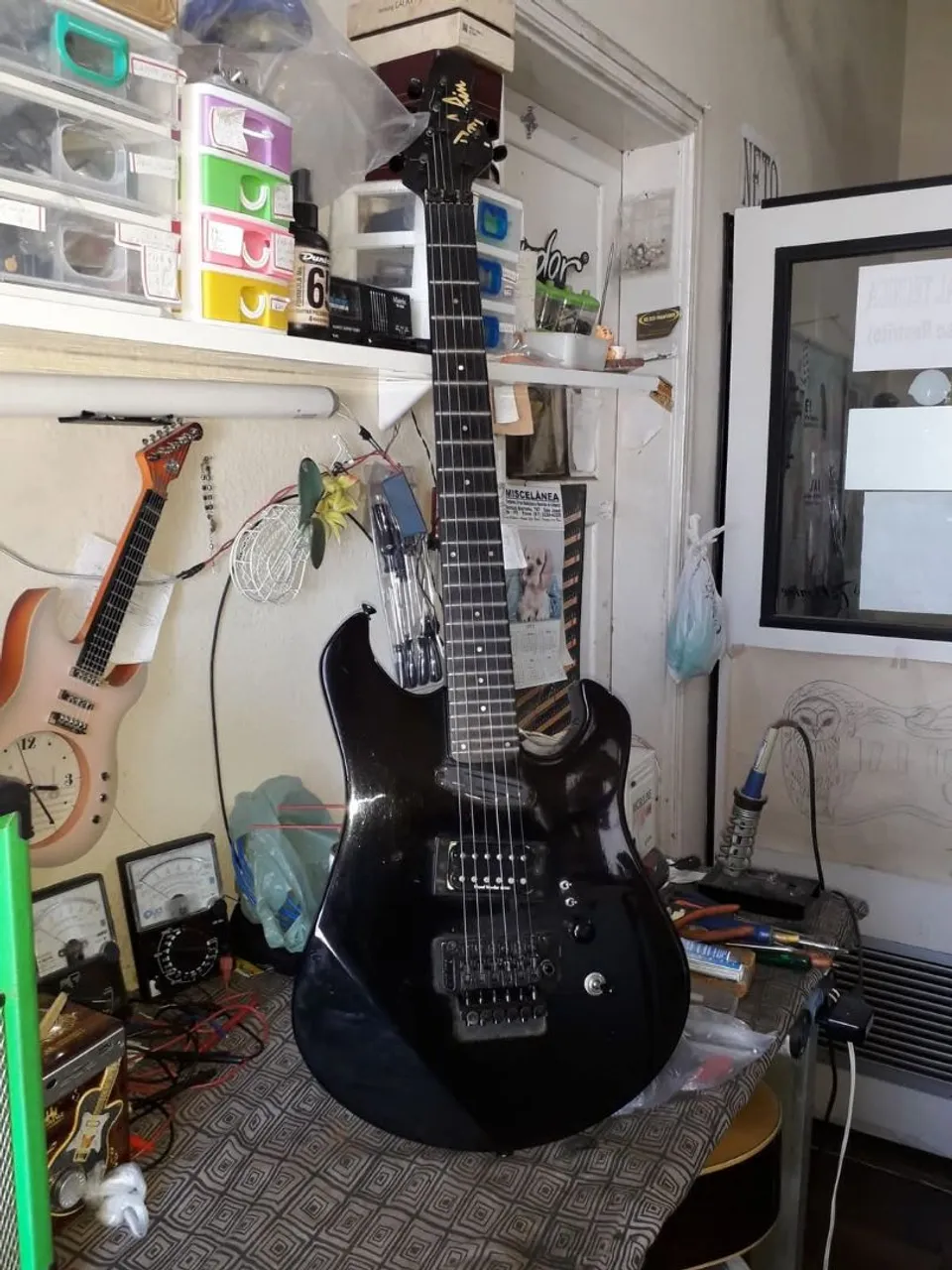 VENDE SE UMA GUITARRA