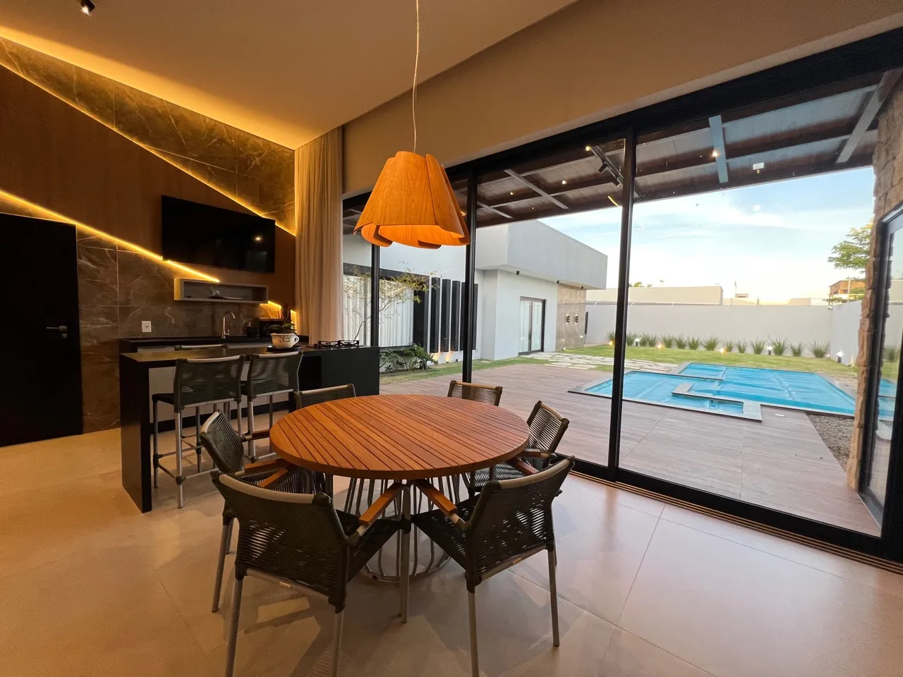 Casa a venda no Jardim Paraíso 4 Suítes Alto Padrão em Luís Eduardo