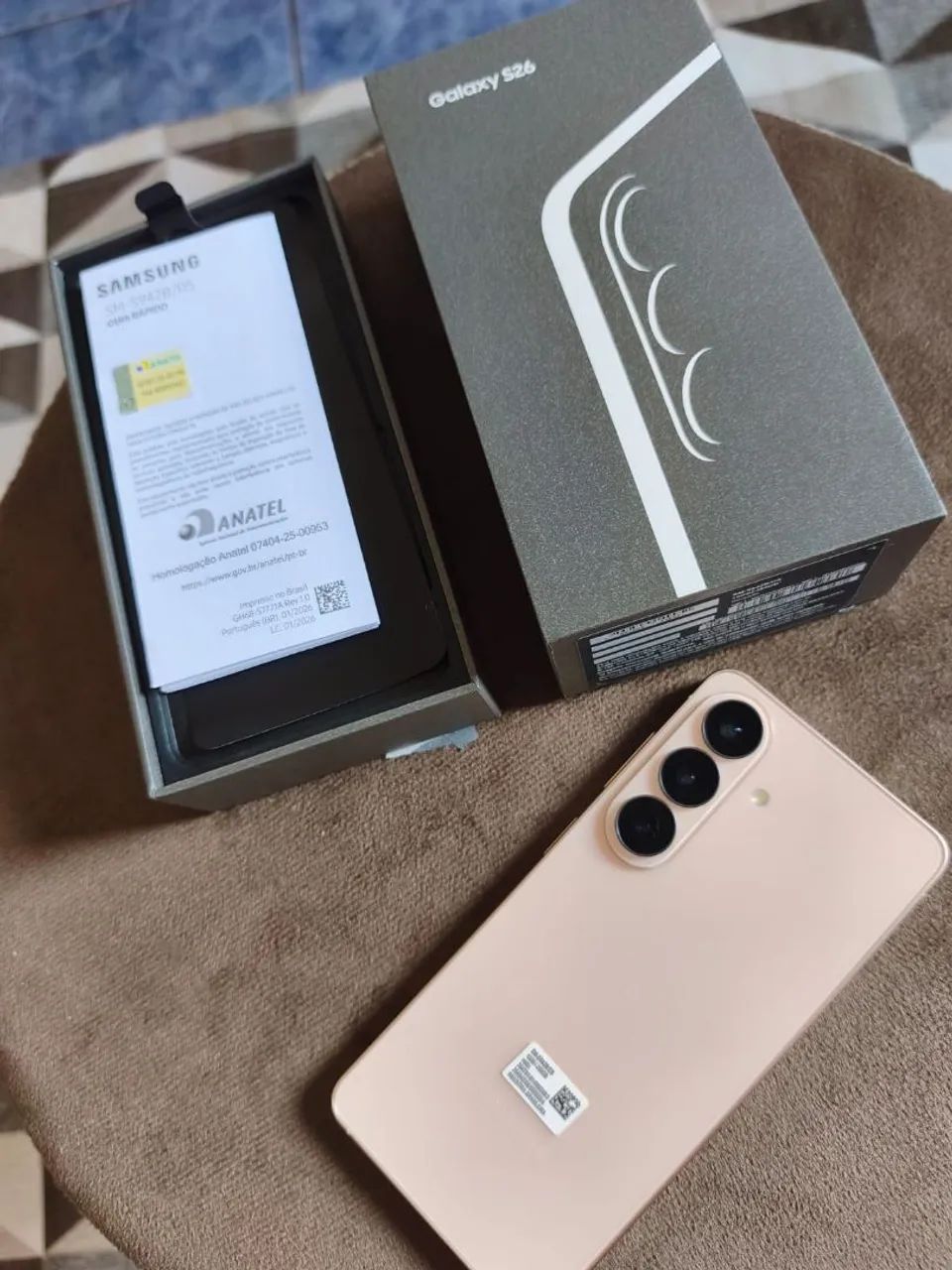 Vendo Celular S26 Samsung Dourado, na caixa 