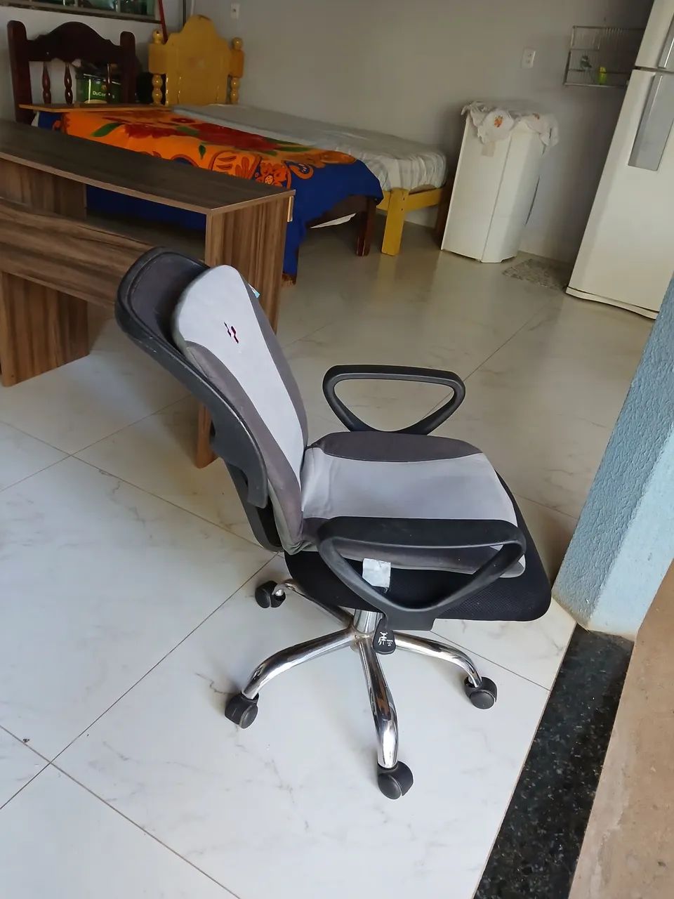 Escrivaninha com cadeira de escritório - Foto 5