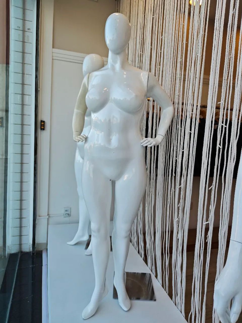 Manequim plus size em fibra  - Foto 2