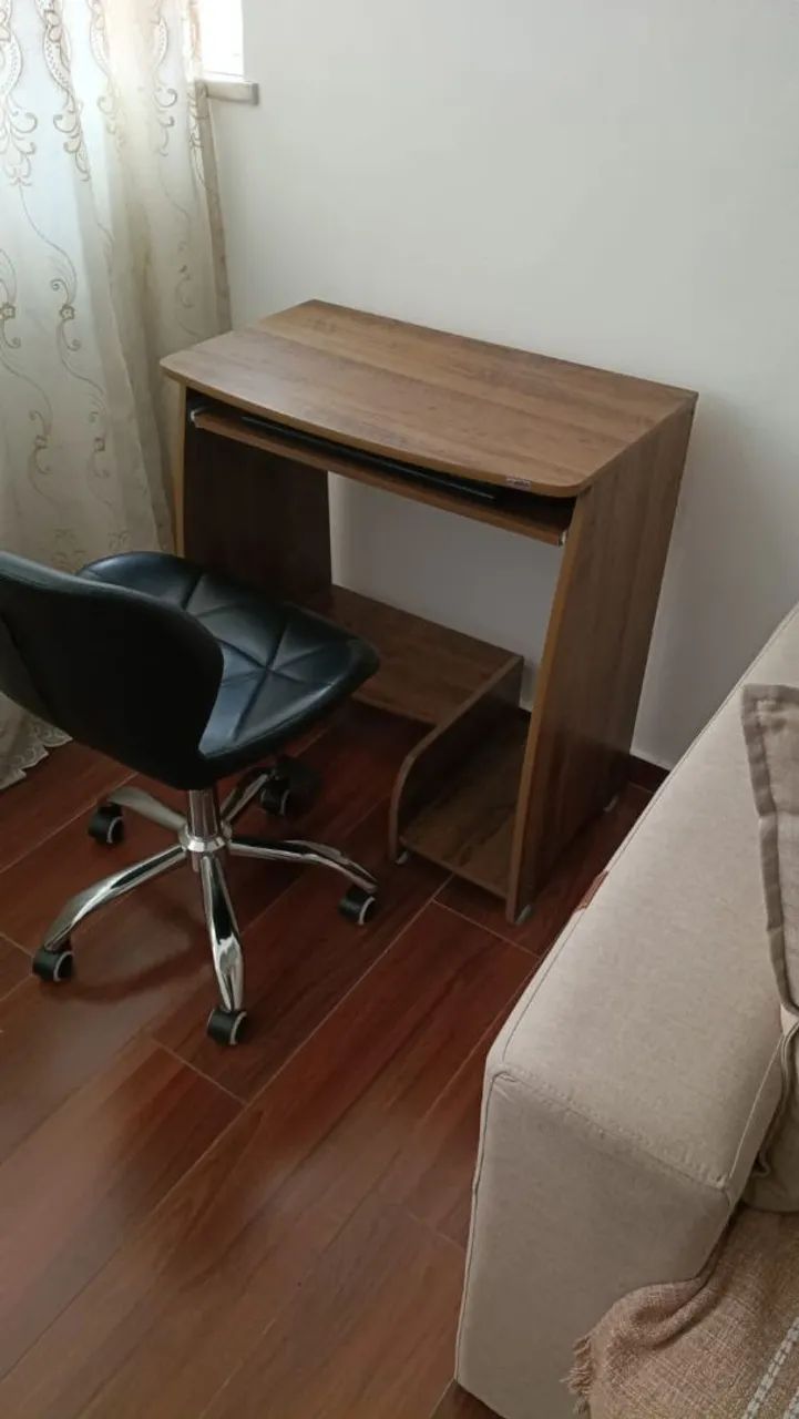 Mesa para computador com cadeira