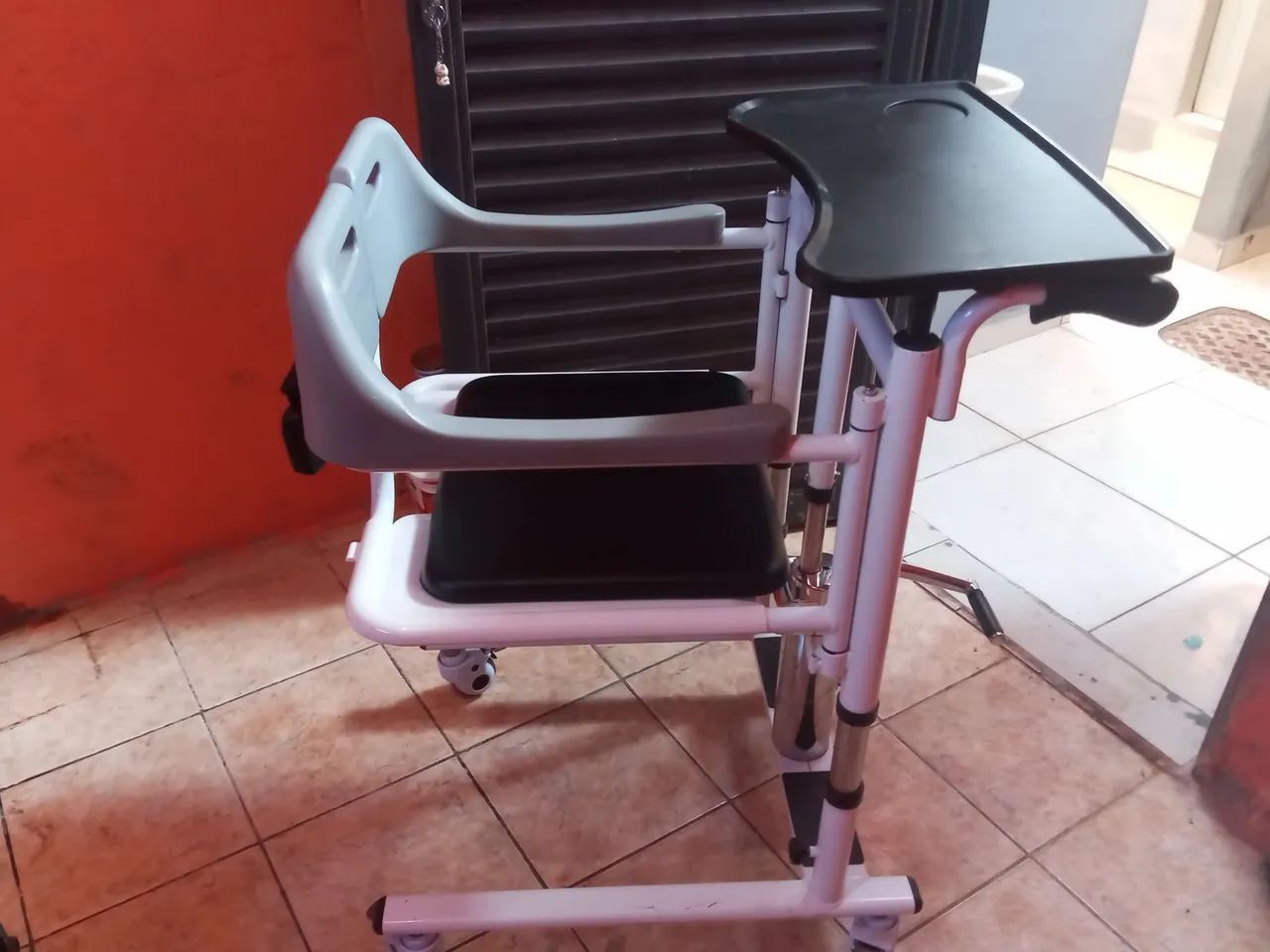 Cadeira hidráulica para transporte de idosos  - Foto 3