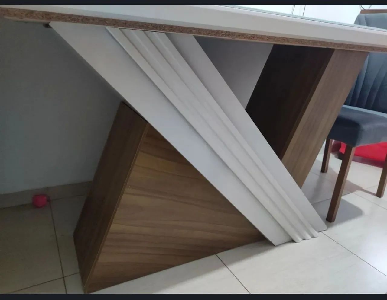 Vendo mesa de luxo com tampo de vidro e 6 cadeiras  - Foto 2