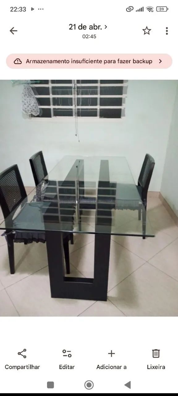Mesa de jantar acompanha as cadeiras