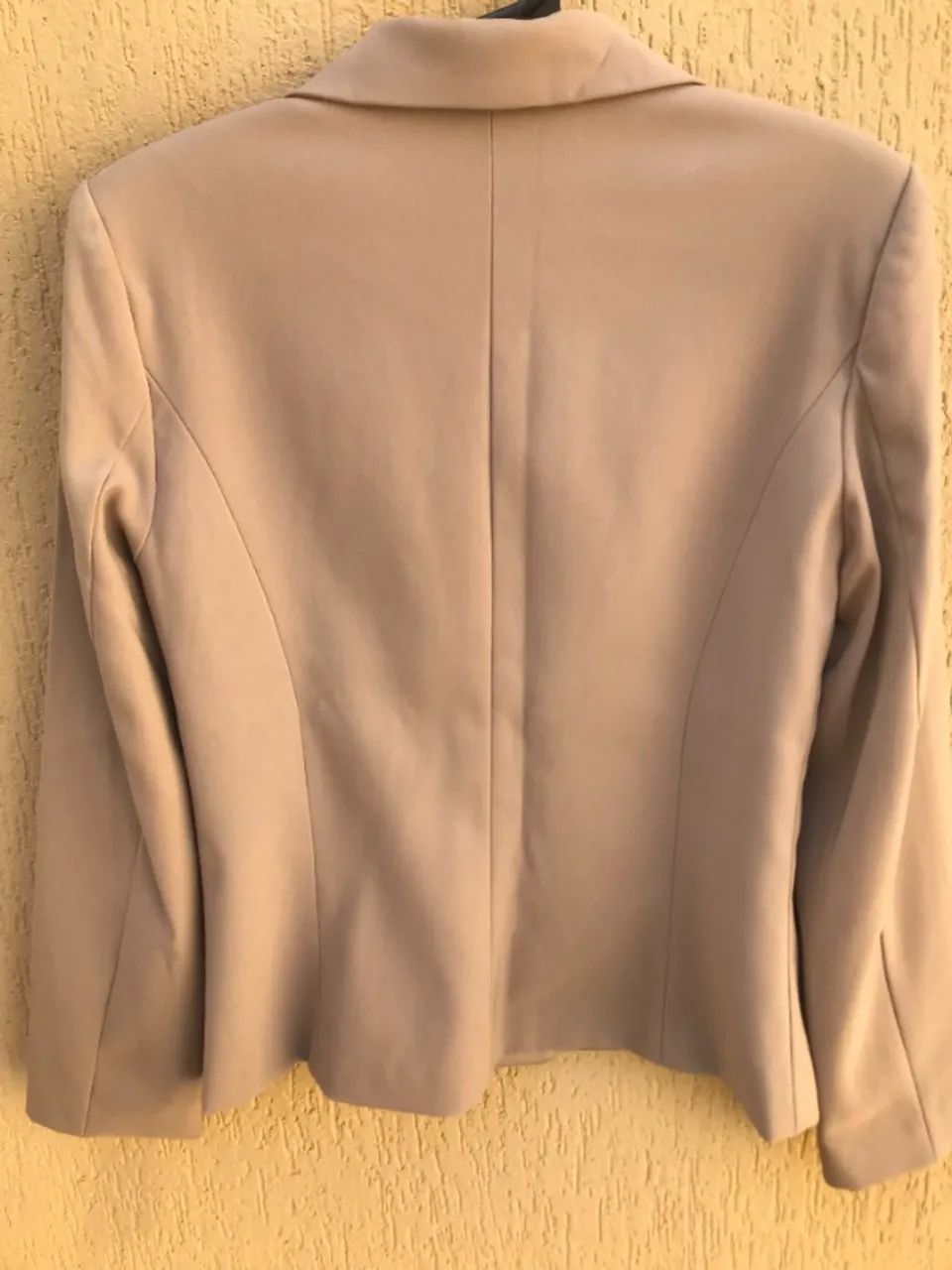 Blazer Clássico Off White Com Ombreiras Da Marca Ducatto - Foto 4