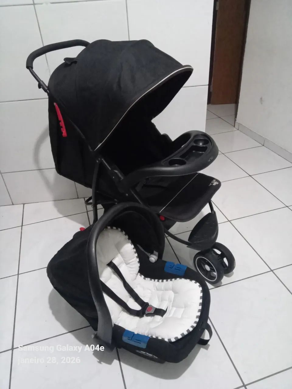Carrinho de bebê e bb conforto semi Novos unissex 