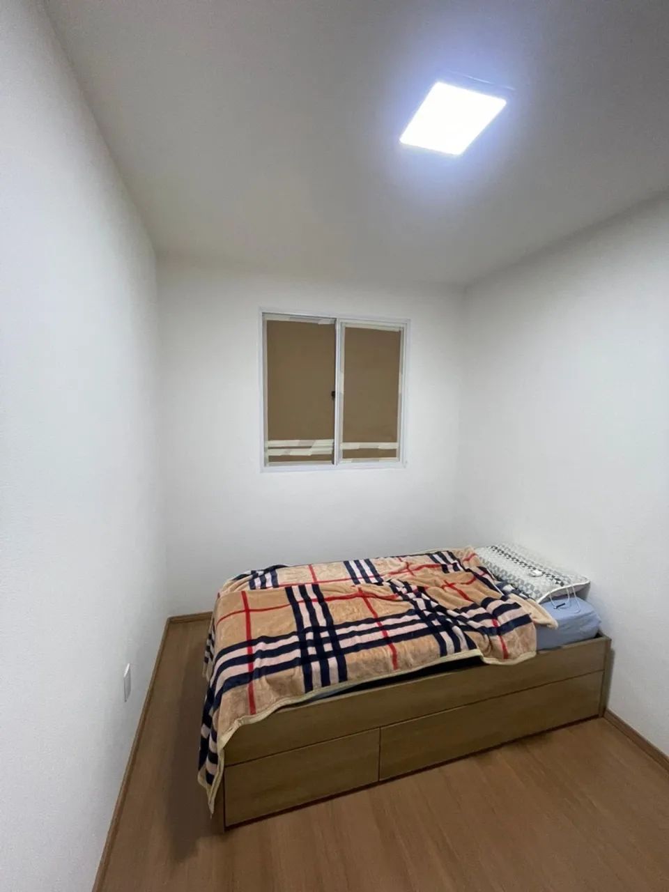 Cama de solteiro em MDF