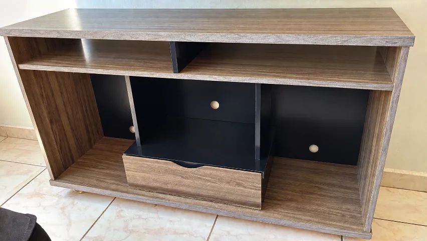 Rack para TV e Mesa redonda com 4 cadeiras
