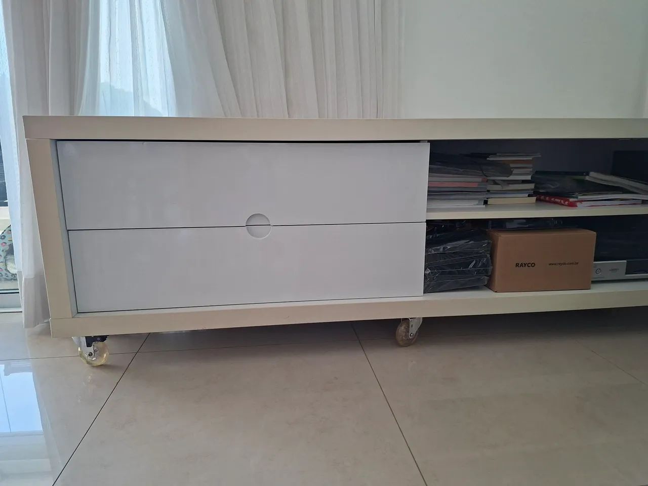 Rack branco em madeira com rodinhas e 2 gavetas