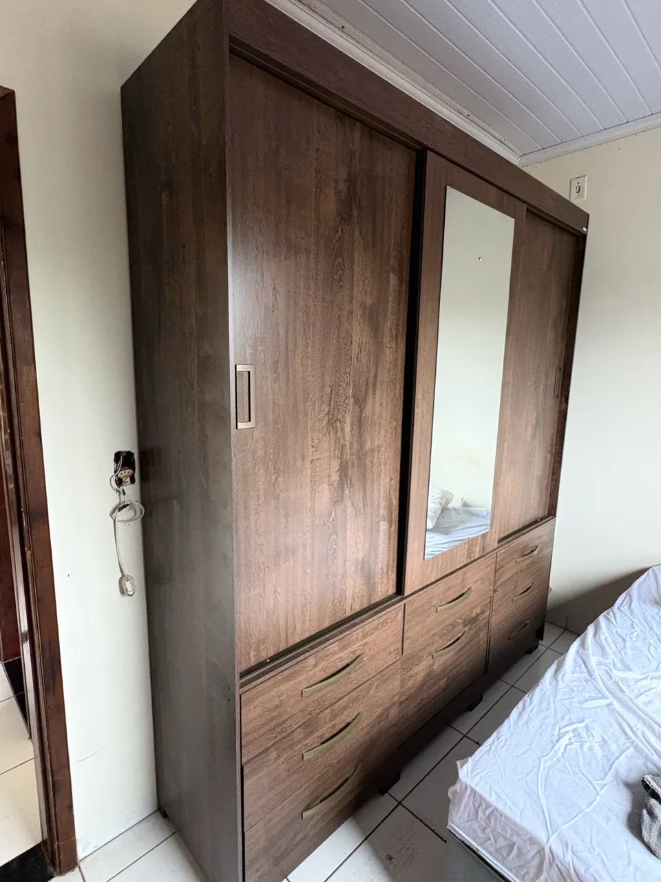 Guarda-roupa grande com espelho, portas de correr e gavetas - Foto 5