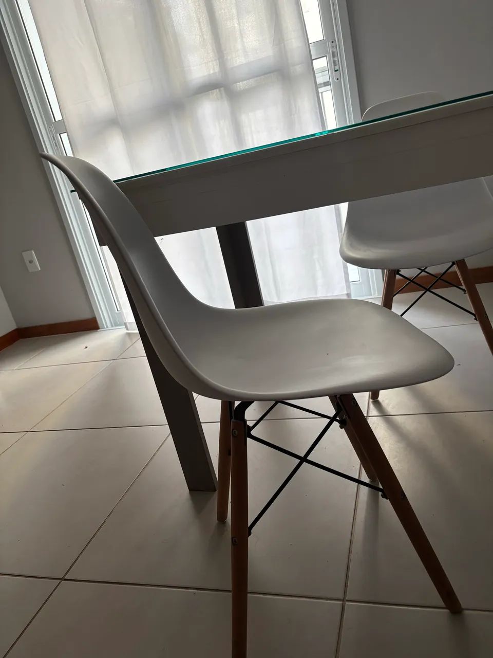 Mesa de vidro + 2 cadeiras- bom estado!  - Foto 2