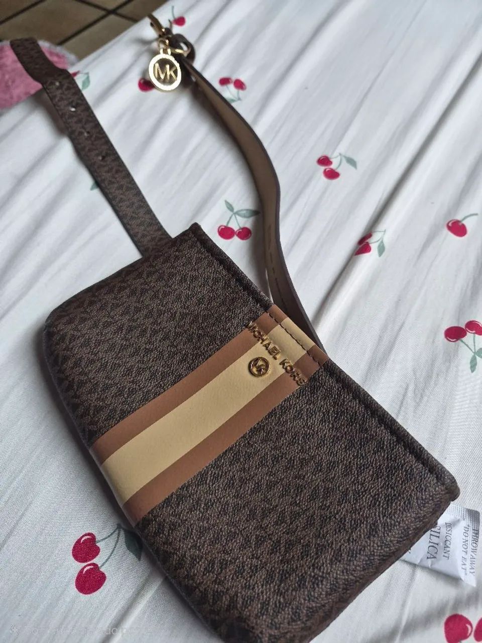 Pochete Michael Kors Monograma Marrom | Nova, Nunca Usada - Foto 3