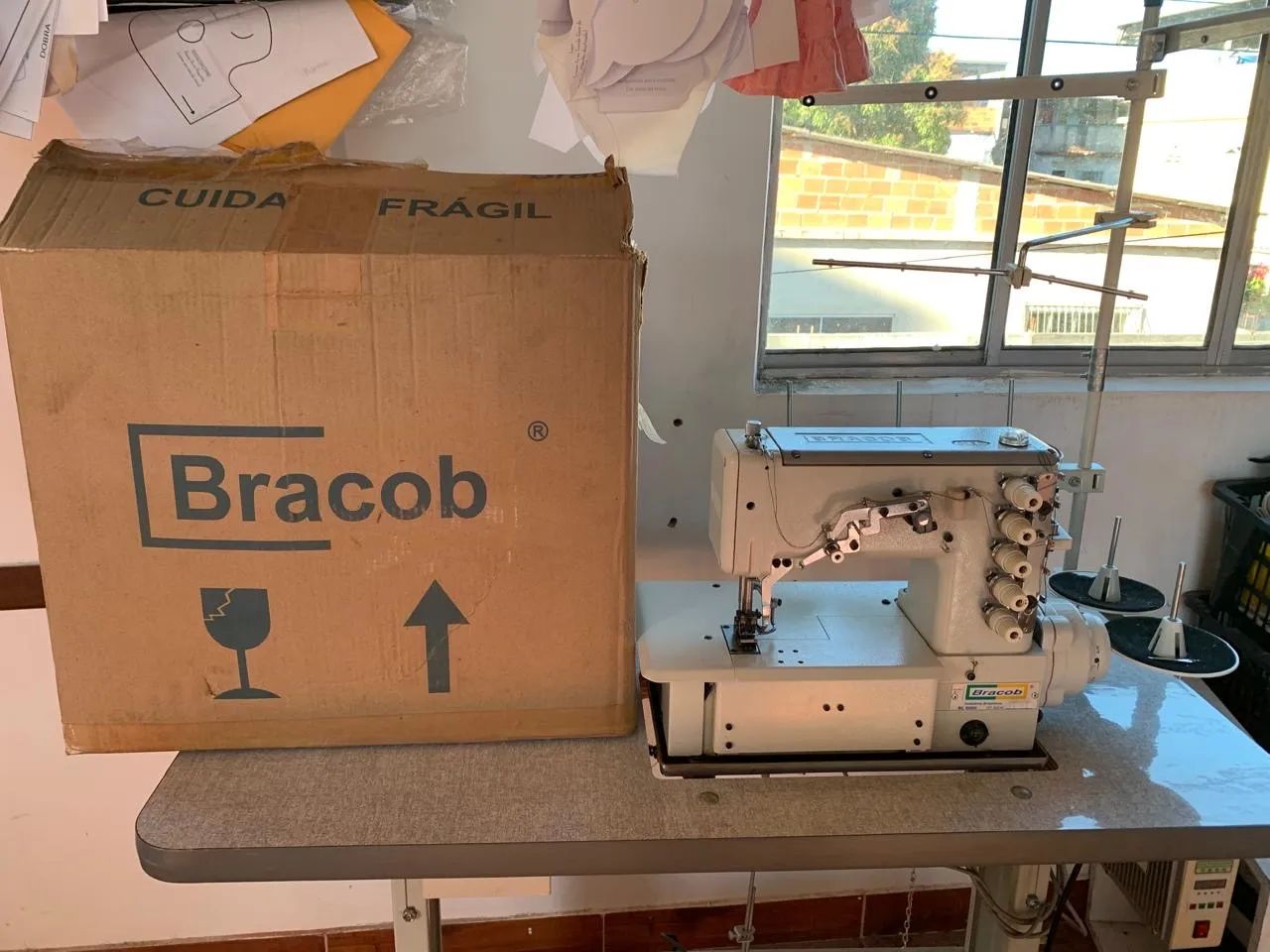 Máquina Overloque Industrial Bracob BC 5000 com Mesa e Motor - Foto 3
