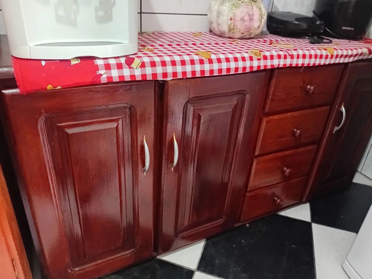 Armário 4 portas e 4 gavetas