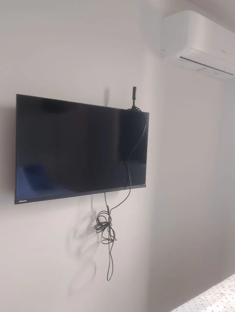VENDO TV HISENSE SEMI NOVA 32 POLEGADAS COM 32 POLEGADAS
