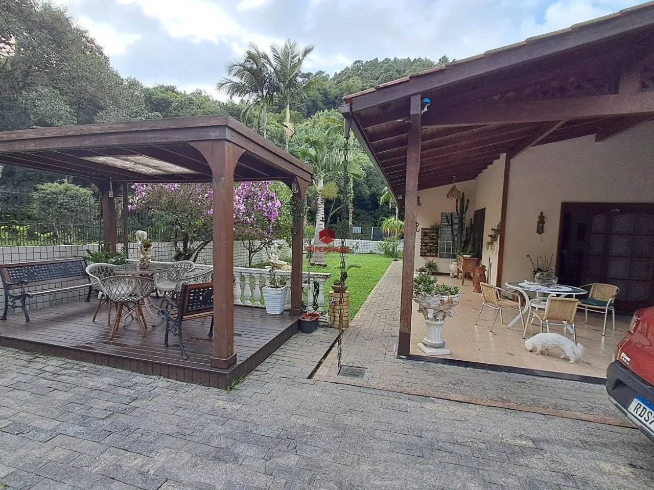 Casa com 5 quartos, sendo 2 suítes, à venda no Bairro Daniela - Florianópolis/SC.
