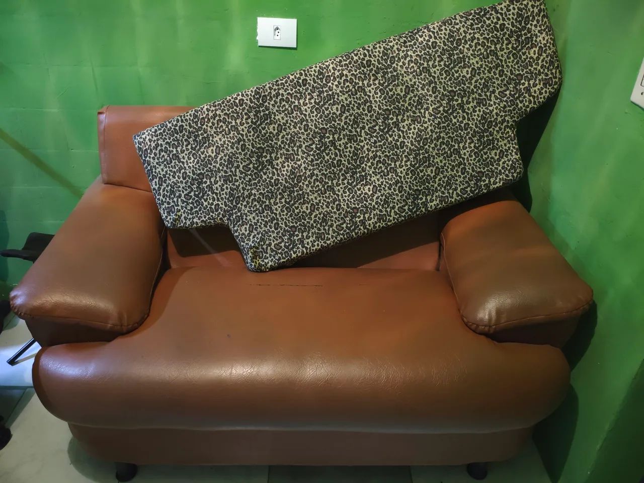 Sofá 2 lugar com cupim, almofada, mais de 5 anos, sem rasgos  - Foto 3