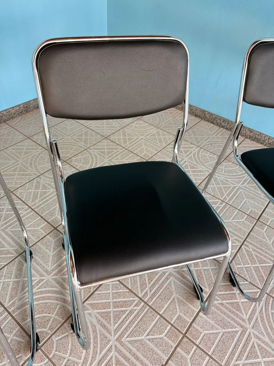 4 Cadeiras Office Base Fixa Preto e Cromada - Foto 5