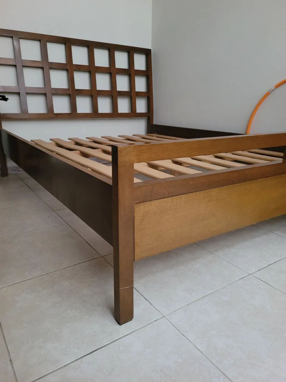 Cama de casal de madeira