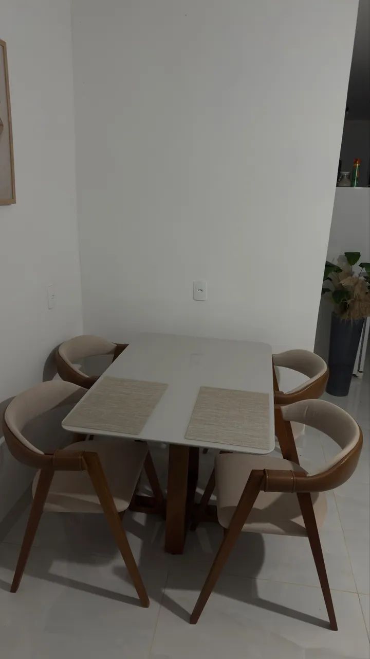 Vendo mesa com cadeiras 