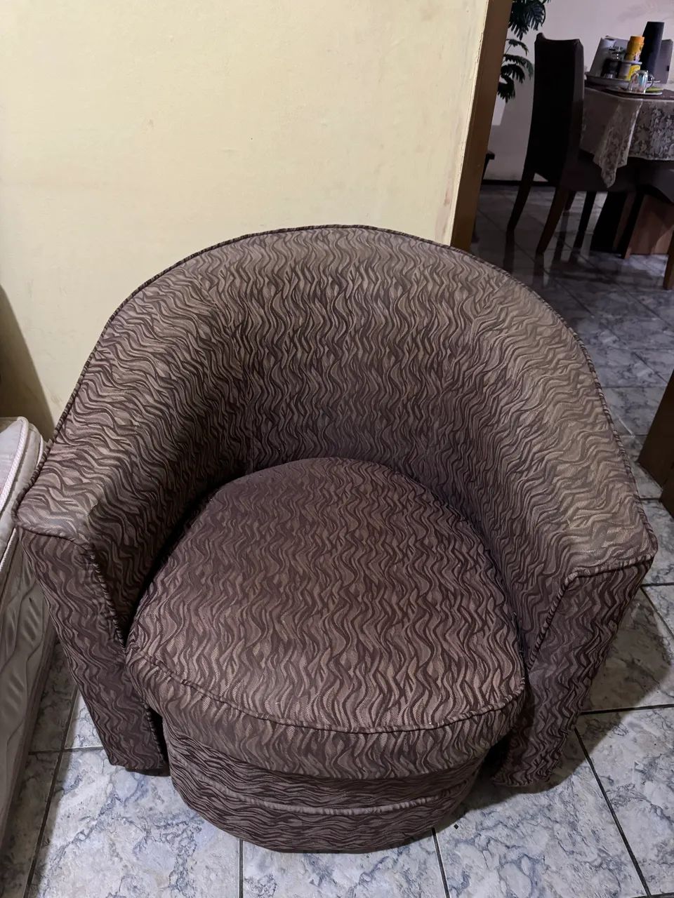 Vendo poltrona marrom em ótimo estado - Foto 4