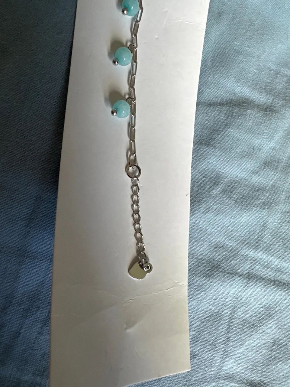 Pulseira prateada com pedrinhas azul clara  - Foto 4