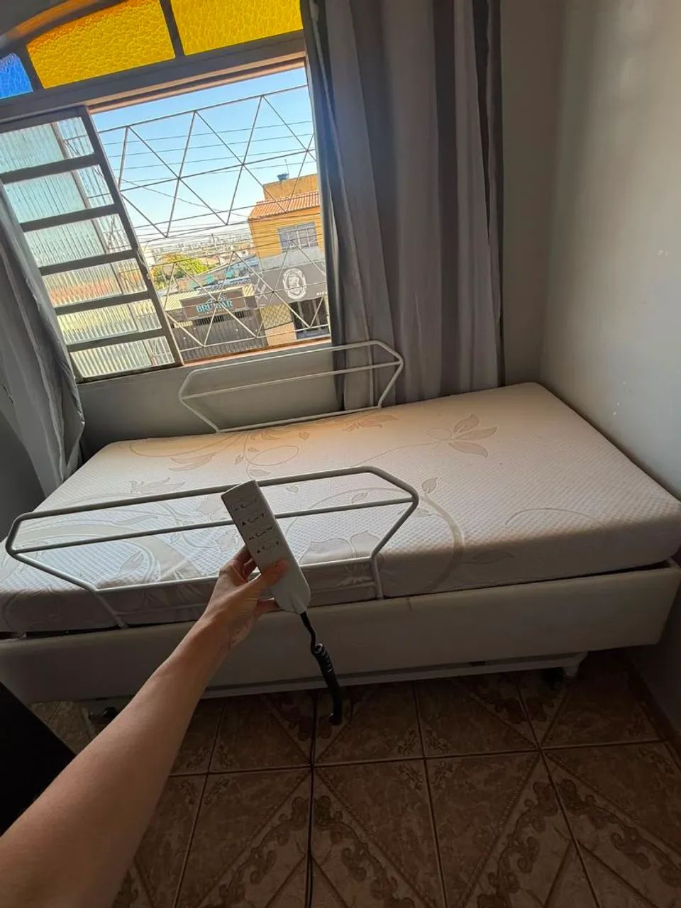 Cama hospitalar elétrica com colchão semi nova 