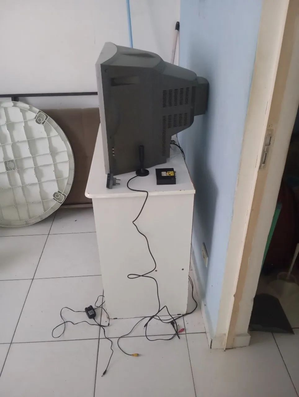 Vendo tv 29 antiga funcionando e mais uma mesa de computador  - Foto 4